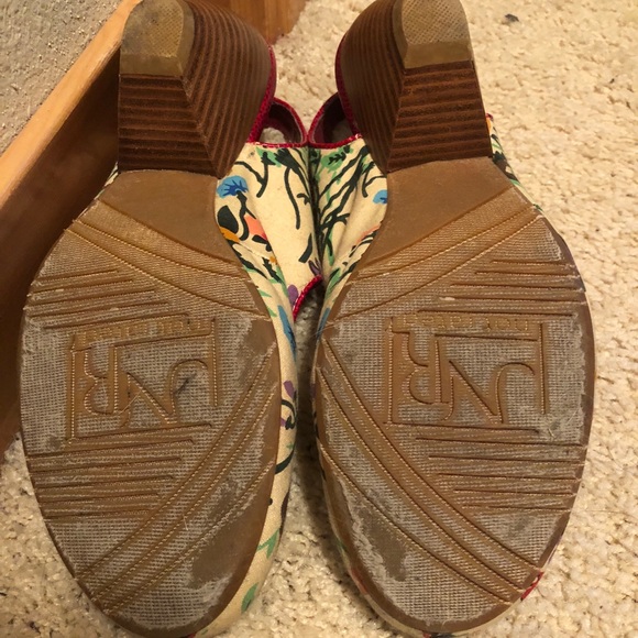 **SOLD **Floral Print wooden heels - Picture 5 of 6